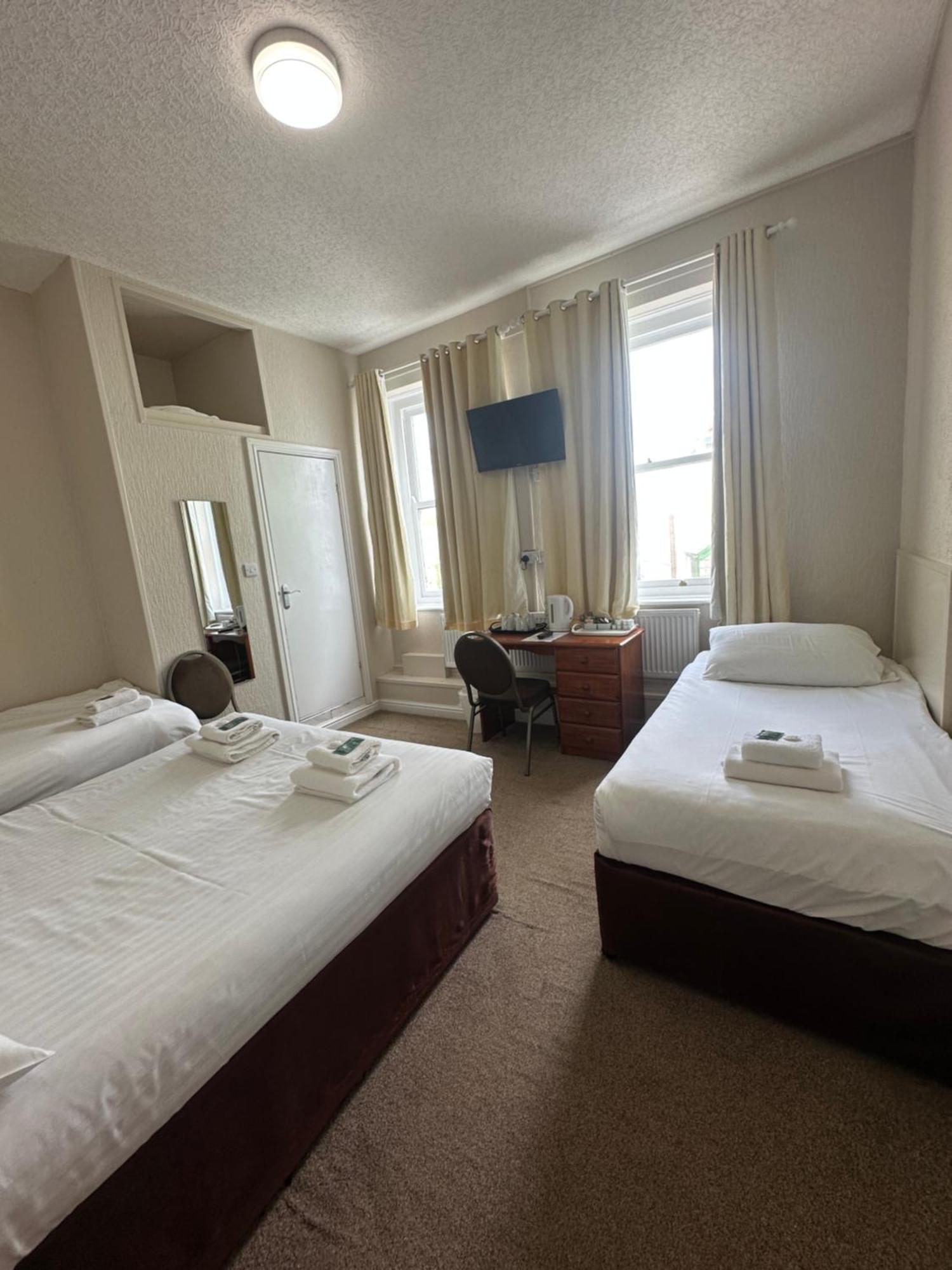טנבי Clarence House Hotel מראה חיצוני תמונה